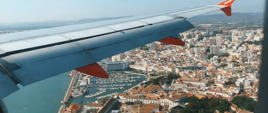 Airplane wing